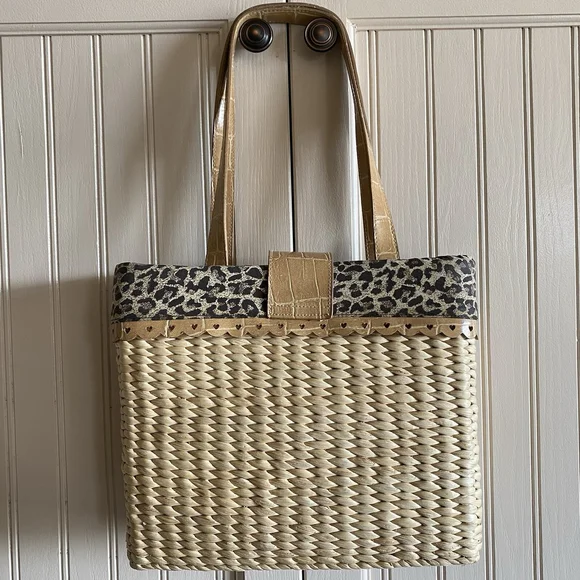 XOXO Straw Bag W/Leather Accent Heart Cutout Classic Trendy Travel BeachFun 12” - Picture 8 of 14